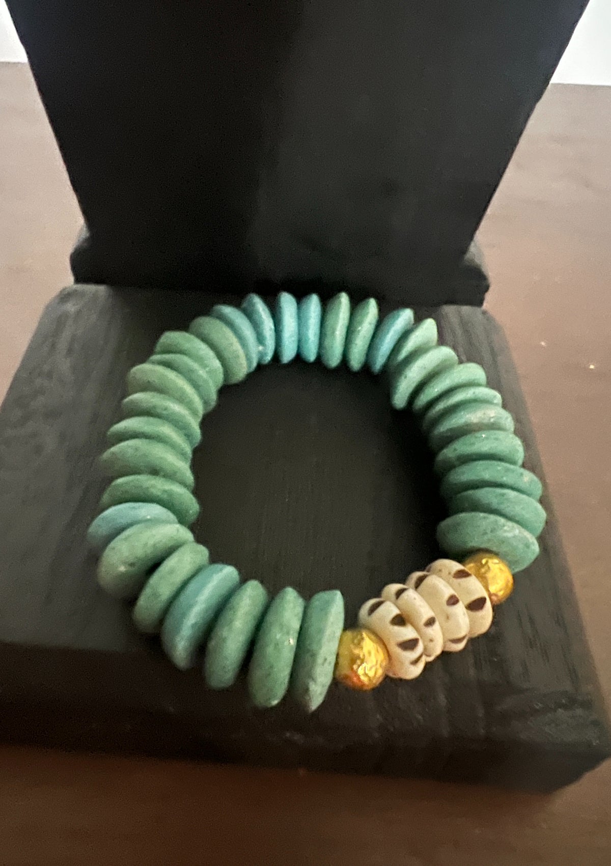 The Teal Glass & Brass Stretch Bracelet